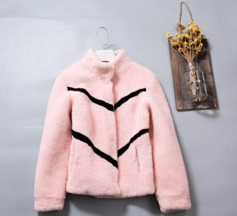 羊羔毛<a href=http://m.htrade.cn/ target='_blank'>面料</a>的特點(diǎn)有哪些？羊羔毛面料多少錢一米？